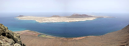 La Graciosa dal mirador del Rio, in primo piano le saline del Rio